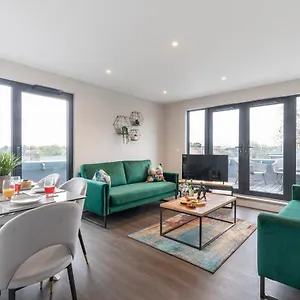 stunning-three-bedroom-penthouse-with-large-outside-terrace.tophotelsbath.com/
